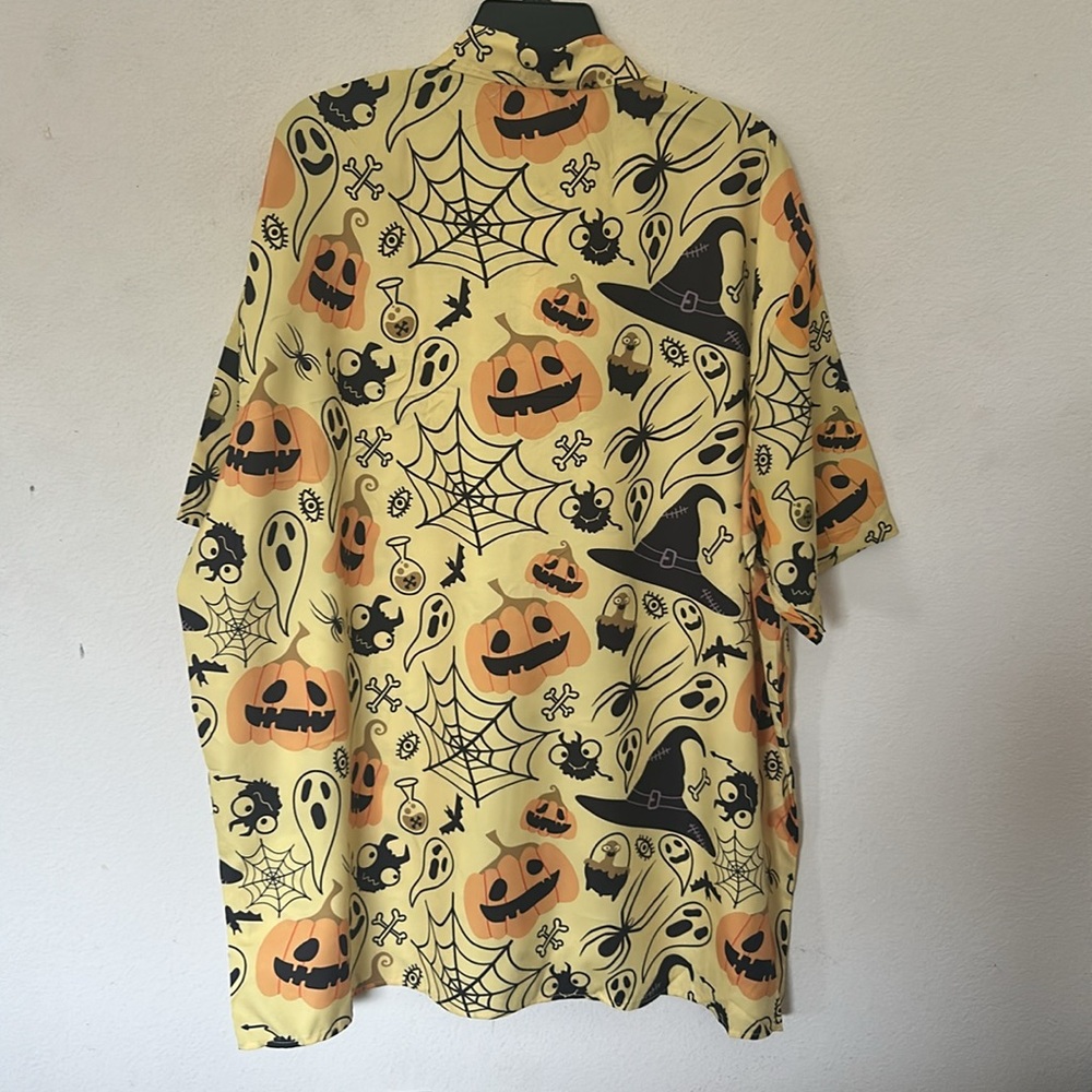 NWOT Halloween Themed Short Sleeve  Button Down Shirt, - Picture 3 of 3